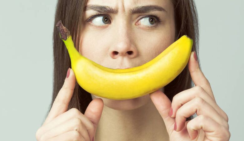 момиче с банан имитира уголемяване на пениса с масаж